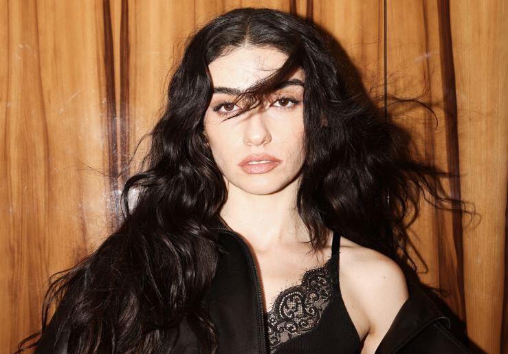 GEÇTİĞİMİZ YILIN    ‘STİL SAHİBİ KADIN OYUNCUSU’  HAZAR ERGÜÇLÜ   ELLE STYLE AWARDS 2026 SAHNESİNDE   BU KEZ ÖDÜL TAKDİM EDECEK