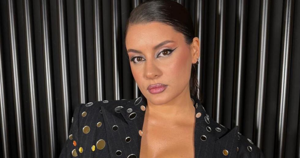 ATİYE ışıl ışıl aynalı tarzıyla ödül töreninde tüm dikkatleri üstüne çekti.