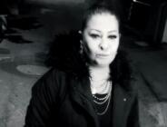 YELİZ’DEN GECE YARISI SOKAK KONSERİ