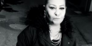 YELİZ’DEN GECE YARISI SOKAK KONSERİ