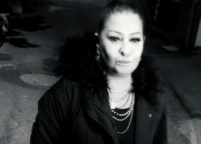 YELİZ’DEN GECE YARISI SOKAK KONSERİ