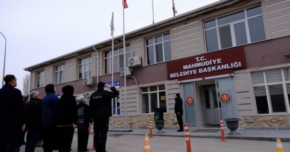 Başkan “İshak Gündoğan’dan Bayrak İndirme Olayına Tepki