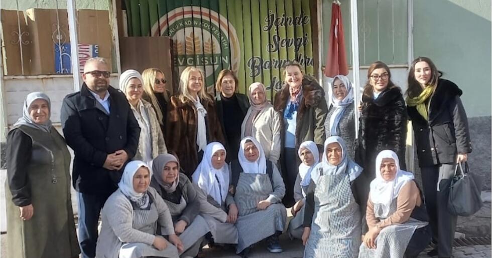 Kadın Eli Değdi, Raflar Şenlendi   