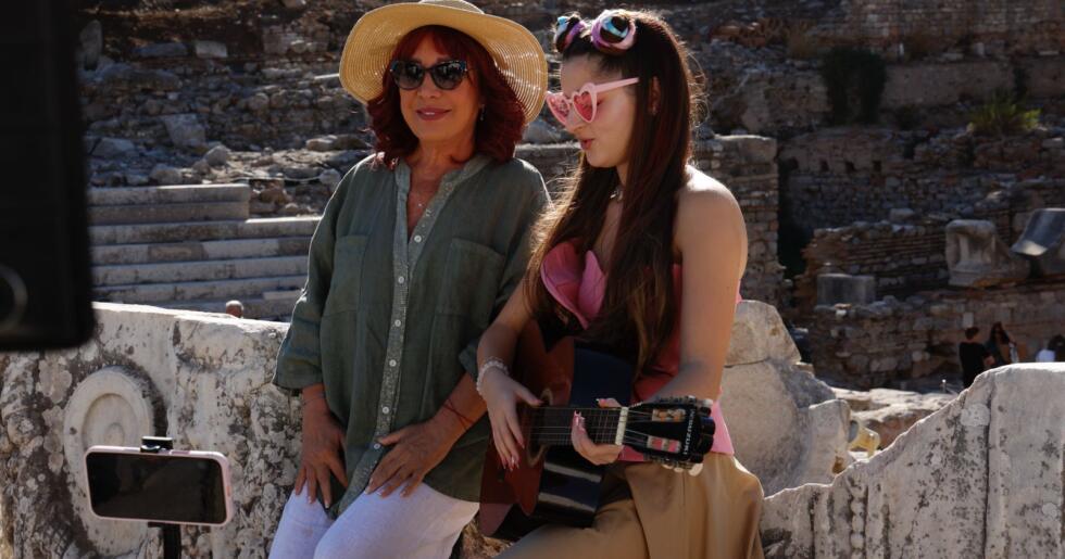 USTA OYUNCU OYA BAŞAR VE GENÇ YETENEK NAZLI YAĞCI ÖRNEK BİR BABAANNE-TORUN HİKAYESİYLE KARŞIMIZA ÇIKIYOR!