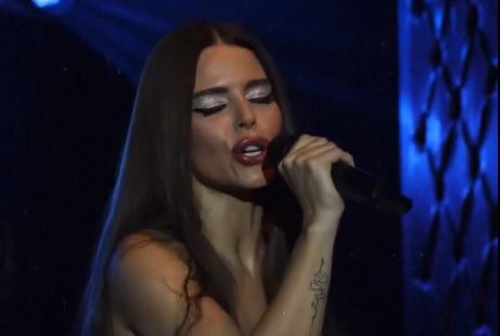 Simge’den Pazar Gecesi Şov!