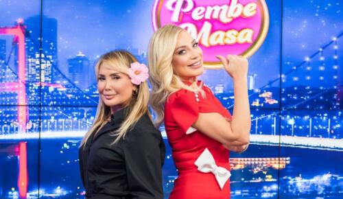 ÖZLEM ESRA ADA’NIN SUNDUĞU PEMBE MASA’NIN BU HAFTAKİ KONUĞU DOKSANLI YILLARIN EFSANE İSMİ YONCA EVCİMİK OLDU