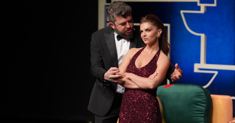 “Kaç Para Bi Fön?” Oyunu Prömiyerde Ayakta Alkışlandı