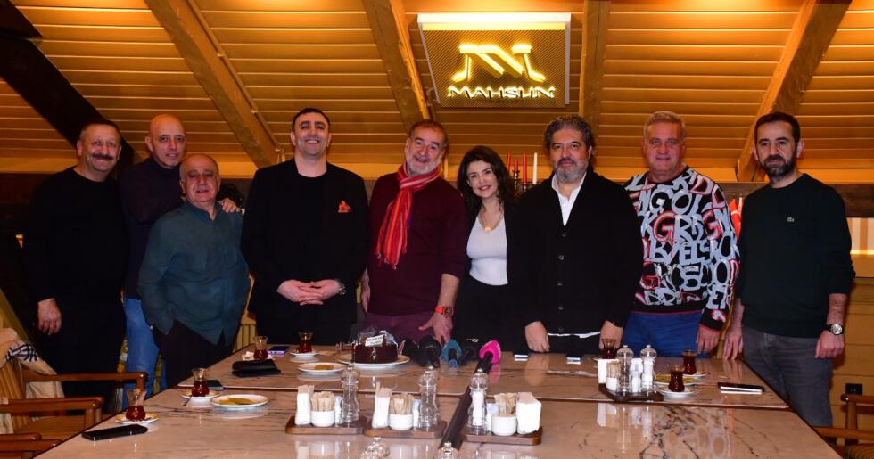 ESRA ÖZTÜRK’TEN SANAT VE DOSTLUKLA ÖRÜLÜ ÖZEL BULUŞMA..