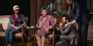 Nevra Serezli’nin tiyatroya döndüğü 11 ödüllü  Ağaçlar Ayakta Ölür Veda ediyor 