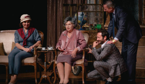 Nevra Serezli’nin tiyatroya döndüğü 11 ödüllü  Ağaçlar Ayakta Ölür Veda ediyor 