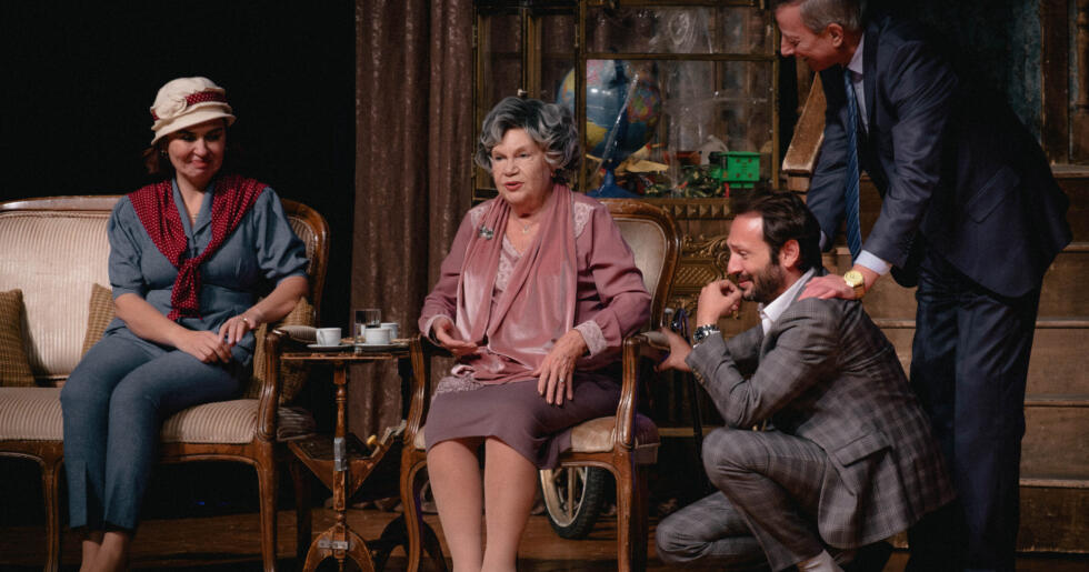 Nevra Serezli’nin tiyatroya döndüğü 11 ödüllü  Ağaçlar Ayakta Ölür Veda ediyor 