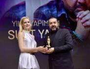 SUAT YANÇ “YILIN EN İYİ YAPIMCISI” ÖDÜLÜNÜ ALDI