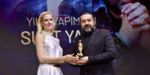 SUAT YANÇ “YILIN EN İYİ YAPIMCISI” ÖDÜLÜNÜ ALDI