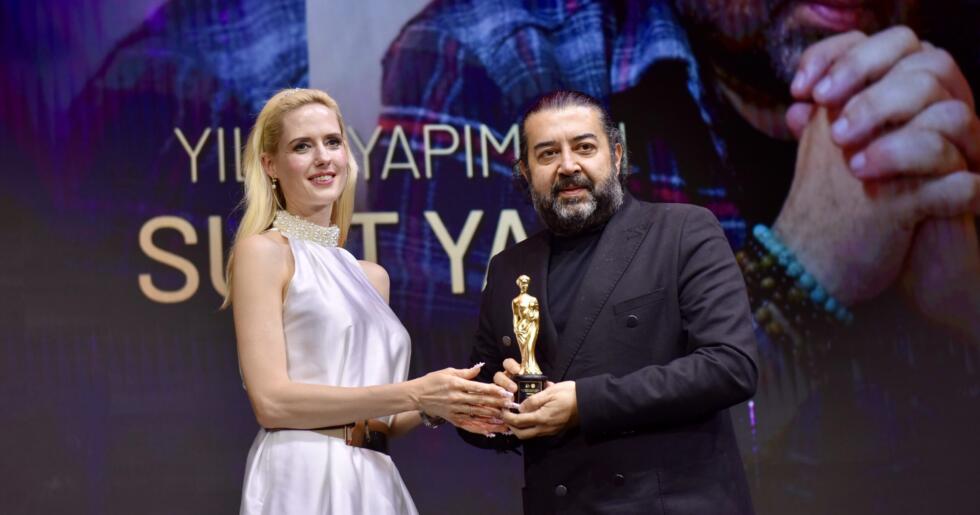 SUAT YANÇ “YILIN EN İYİ YAPIMCISI” ÖDÜLÜNÜ ALDI
