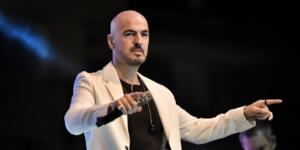 SONER SARIKABADAYI SAHNELERİ ATEŞE VERİYOR! KAHRAMANMARAŞ’A MÜZİK FIRTINASI GELİYOR! 