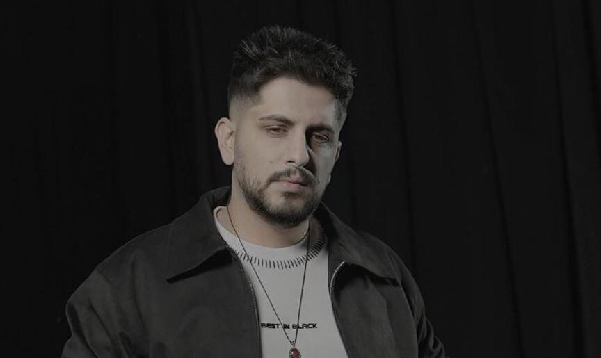 İş dünyasındaki başarılarını müzikle taçlandırmaya hazırlanan Derkan, iddialı bir çıkışla müzik kariyerine adım attı.