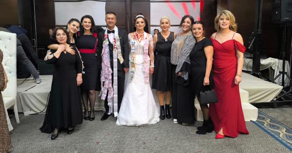 Cemiyet, Sanat ve Siyaset Dünyası Bu Düğünde Buluştu! Selahattin Alpay’dan Sürpriz Sahne