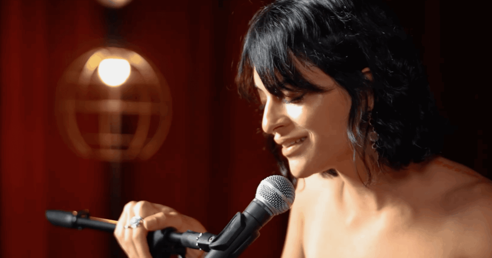 Sena Şahin “Yaralı”yı Akustik Yorumu ile Yeniden Dinleyiciyle Buluşturuyor