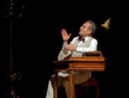 Ünlü sanatçı Ferhat Göçer, tek kişilik müzikali Sabahattin Ali- Aldırma Gönül müzikaliyle EÜ Atatürk Kültür Merkezi’ni dolduran İzmirliler’e muhteşem bir gece yaşattı