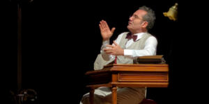 Ünlü sanatçı Ferhat Göçer, tek kişilik müzikali Sabahattin Ali- Aldırma Gönül müzikaliyle EÜ Atatürk Kültür Merkezi’ni dolduran İzmirliler’e muhteşem bir gece yaşattı