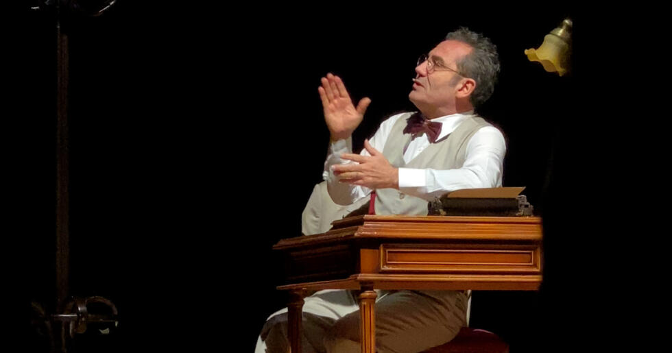 Ünlü sanatçı Ferhat Göçer, tek kişilik müzikali Sabahattin Ali- Aldırma Gönül müzikaliyle EÜ Atatürk Kültür Merkezi’ni dolduran İzmirliler’e muhteşem bir gece yaşattı