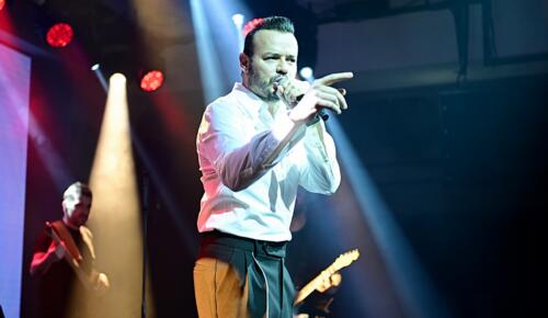 Deha Bilimlier Sahne Enerjisiyle Girne’yi Salladı: “Yeni Şarkıya Neredeyse Ev Parası Ödedim”