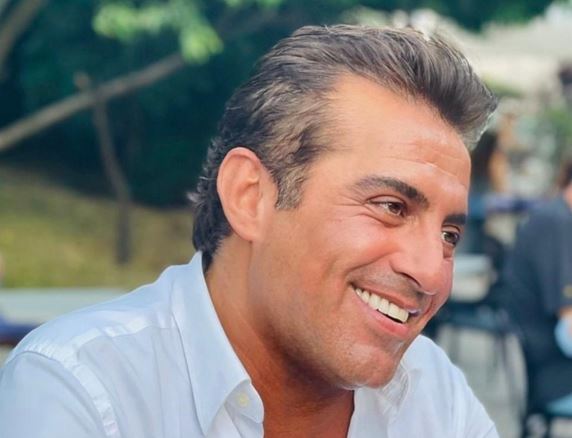 Aşkın Karanlık Yüzüne Yolculuk: “İnsan Aplikasyonları” Okurla Buluşuyor