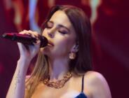 Mavi Elbiseli Simge Geceye Damga Vurdu