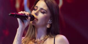 Mavi Elbiseli Simge Geceye Damga Vurdu