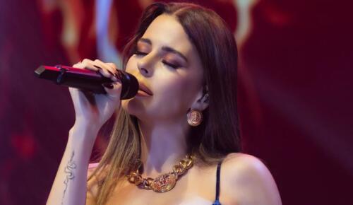 Mavi Elbiseli Simge Geceye Damga Vurdu