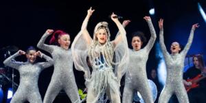 Atiye baharı sahnede başlattı!