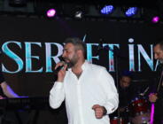 Servet İnal, yeni şarkısı “Anlatamıyorum”un lansman gecesinde sevenleriyle buluştu.