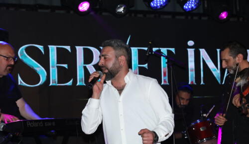Servet İnal, yeni şarkısı “Anlatamıyorum”un lansman gecesinde sevenleriyle buluştu.