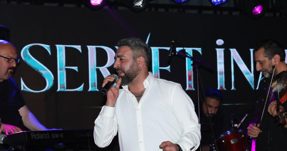 Servet İnal, yeni şarkısı “Anlatamıyorum”un lansman gecesinde sevenleriyle buluştu.