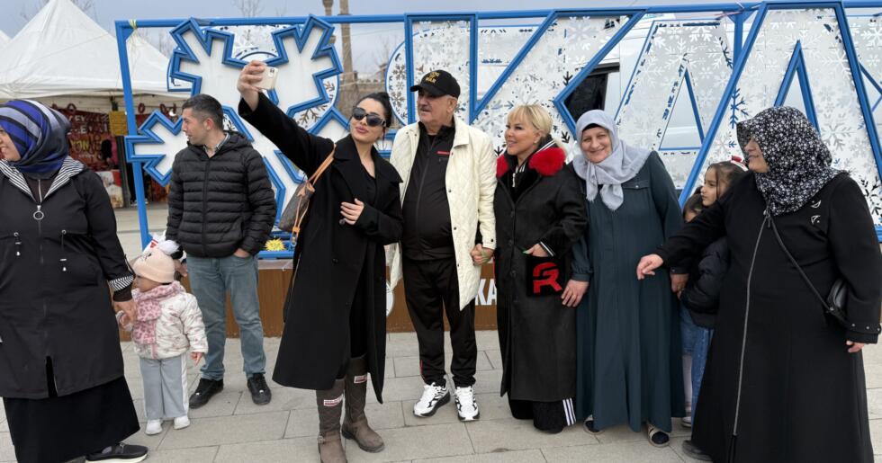 Ünlü sanatçılar Safiye Soyman ve Faik Öztürk, konser programı kapsamında geldikleri Kars’ta büyük bir ilgiyle karşılandı.