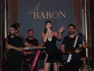 Ece Gürsel, Le Baron sahnesinde sergilediği yeni imajı ve peş peşe seslendirdiği şarkılarıyla dikkatleri üzerine çekti