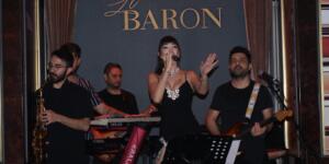 Ece Gürsel, Le Baron sahnesinde sergilediği yeni imajı ve peş peşe seslendirdiği şarkılarıyla dikkatleri üzerine çekti