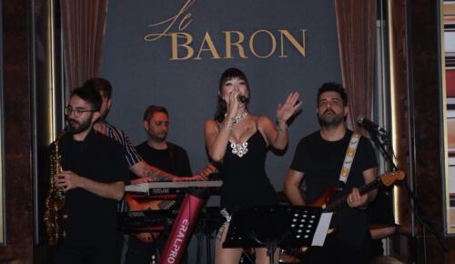 Ece Gürsel, Le Baron sahnesinde sergilediği yeni imajı ve peş peşe seslendirdiği şarkılarıyla dikkatleri üzerine çekti