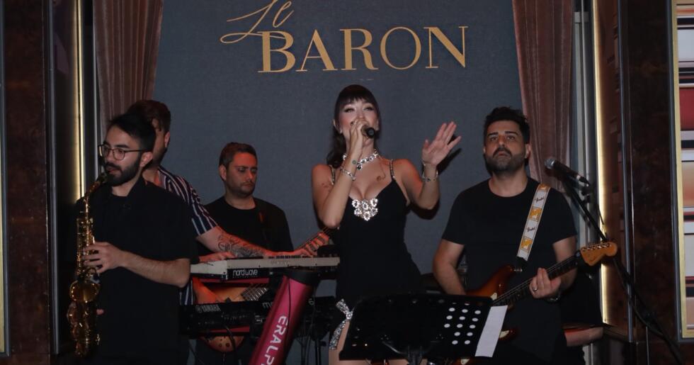 Ece Gürsel, Le Baron sahnesinde sergilediği yeni imajı ve peş peşe seslendirdiği şarkılarıyla dikkatleri üzerine çekti