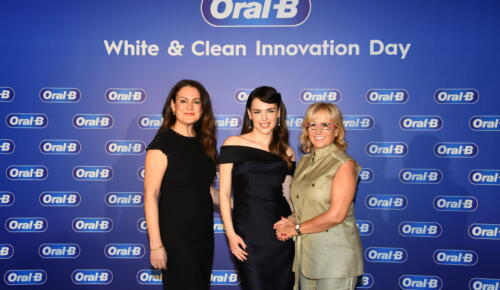 Ünlü oyuncu Yağmur Tanrısevsin, İstanbul’da gerçekleşen özel davette sağlıklı ve beyaz gülüşünün sırrını paylaştı