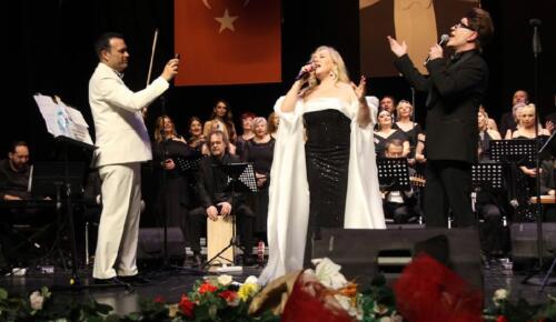 Unutulmaz besteler ayakta alkışlandı