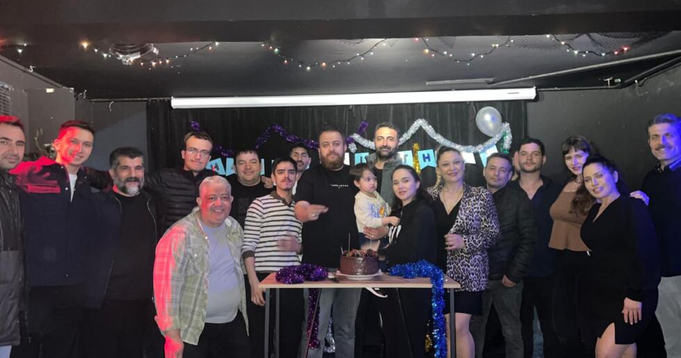 MERT OZAN DÜZ’E TİYATRO SAHNESİNDE DOĞUM GÜNÜ