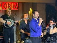 Grek Müziğinin Kalbi Zorba’da Attı! Cem Belevi, Penelope Nelly’i Sahnesinde Yalnız Bırakmadı