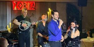 Grek Müziğinin Kalbi Zorba’da Attı! Cem Belevi, Penelope Nelly’i Sahnesinde Yalnız Bırakmadı