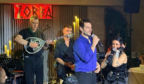 Grek Müziğinin Kalbi Zorba’da Attı! Cem Belevi, Penelope Nelly’i Sahnesinde Yalnız Bırakmadı