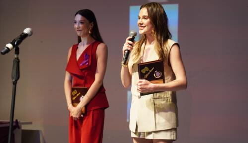 ALİNA BOZ, İLK TİYATRO OYUNUYLA İLK TİYATRO ÖDÜLÜNÜ KAZANDI
