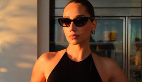 4.kez Cannes Film Festivali’nde yer alan Özge Özacar, bu yıl da zarafeti ve doğal şıklığıyla dikkat çekti.