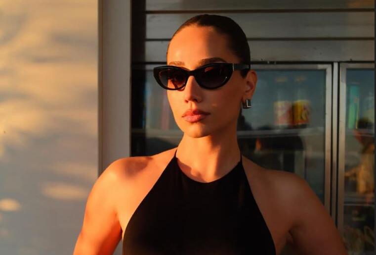 4.kez Cannes Film Festivali’nde yer alan Özge Özacar, bu yıl da zarafeti ve doğal şıklığıyla dikkat çekti.