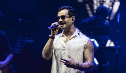 Antalya Açıkhava’da müzikseverlerle buluşan Gökhan Türkmen’in konserinde 7 evlenme teklifi yapıldı