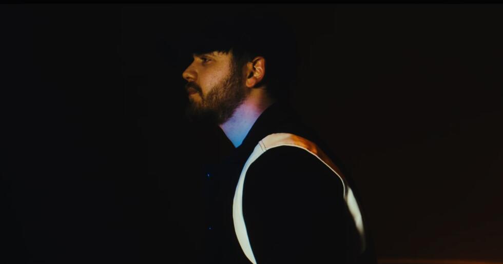 Duygusal anlatımı ve modern müzik tarzıyla dikkat çeken genç sanatçı Taha Şen yeni çalışması “İmkansızdık” ile dinleyicisinin karşısına çıktı